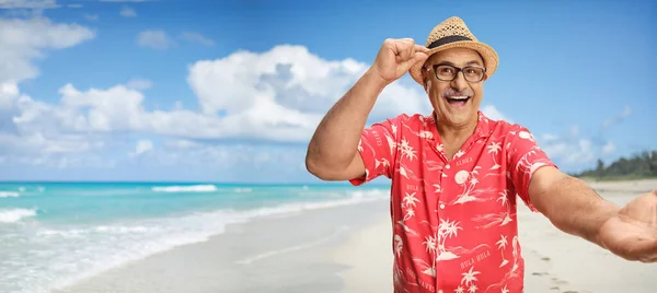 Happy Mature Man Straw Hat Taking Selfie Sandy Beach Cuba — Stock Photo, Image