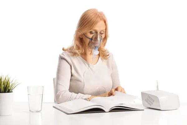 Beyaz Arkaplanda Izole Edilmiş Nebulizör Kullanırken Kitap Okuyan Kadın — Stok fotoğraf