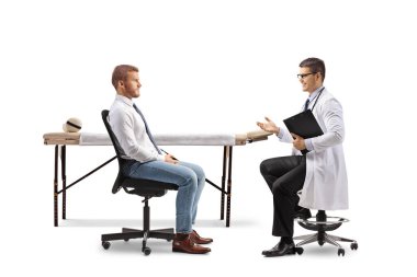 Beyaz arka planda izole edilmiş bir erkek doktorla konuşan bir iş adamının tam boy profil çekimi.