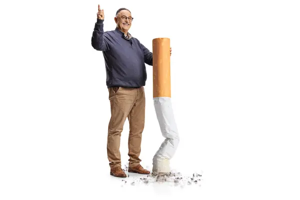 幸せな成熟した男性の完全な長さの肖像画は 大きなタバコを脱ぎ 白い背景に隔離されたことを指摘します — ストック写真
