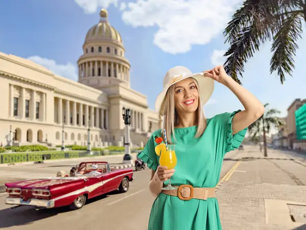 Женщина Зеленом Платье Коктейлем Кубе Гавана — стоковое фото
