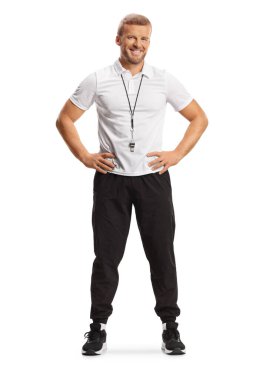 Beyaz arka planda izole edilmiş kameraya gülümseyen bir ıslık çalan spor koçu