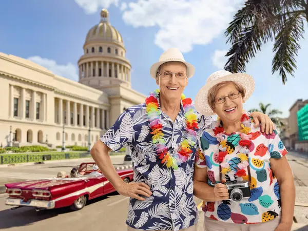 Boldog Házaspár Turisták Pózolnak Együtt Havannában Kubában — Stock Fotó
