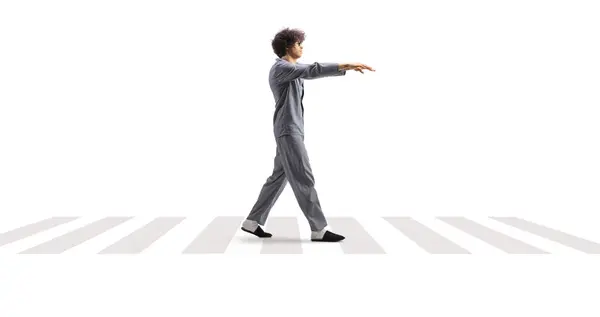Полнометражный Снимок Парня Пижаме Идущего Сне Улице Изолированной Белом Фоне — стоковое фото