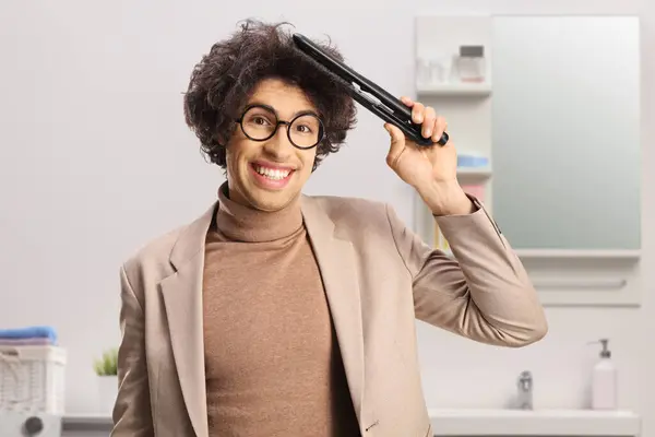 Young Man Curly Hair Using Hair Straightener Home — Stock Photo, Image