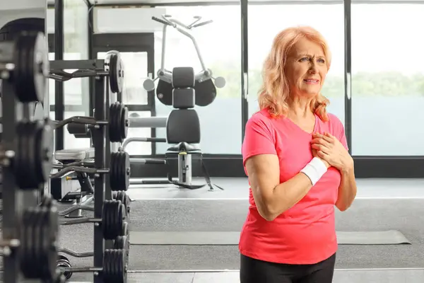 Medelålders Kvinna Med Bröstsmärtor Efter Träning Gymmet — Stockfoto