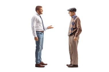 Kot pantolonlu ve beyaz gömlekli profesyonel bir adam beyaz arka planda izole edilmiş yaşlı bir adamla konuşuyor.