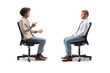 Ofis sandalyelerinde oturan ve beyaz arka planda izole bir şekilde konuşan iki adamın profil fotoğrafı.