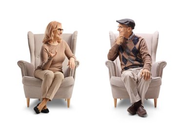 Yaşlı bir baba ve kızı beyaz arka planda izole bir şekilde oturuyor ve konuşuyorlar.