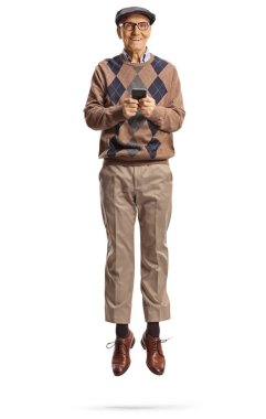 Akıllı telefon kullanan ve beyaz arka planda izole bir şekilde atlayan yaşlı bir adam.