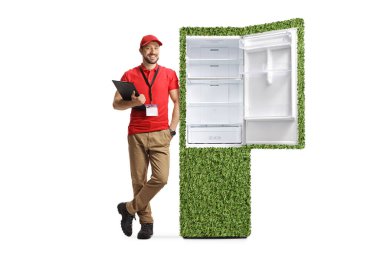 Yeşil sürdürülebilir buzdolabına yaslanan ve beyaz arka planda izole edilmiş bir pano tutan bir tezgahtar.