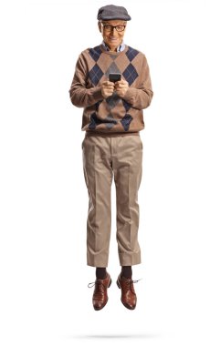 Akıllı telefondan yazan ve beyaz arka planda izole bir şekilde atlayan yaşlı bir adam.