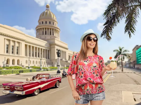 Turistka Koktejlem Stojící Ulicích Havany Hlavního Města Kuby — Stock fotografie