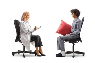 Pijamalı bir adam beyaz arka planda izole edilmiş bir kadın doktorla konuşuyor.