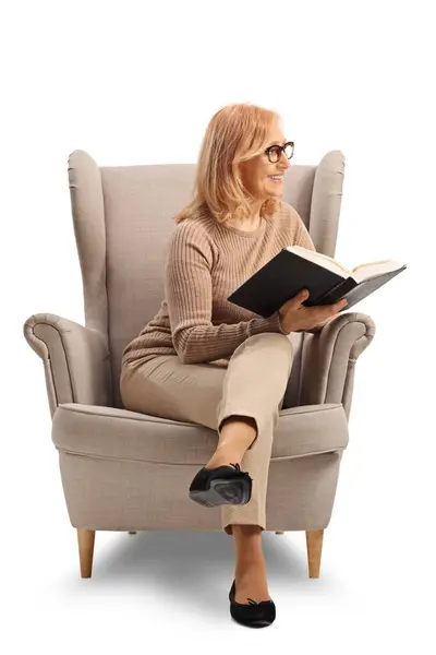 Donna Seduta Una Poltrona Con Libro Aperto Isolato Sfondo Bianco — Foto Stock