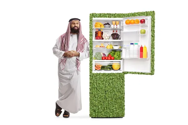 Портрет Сауди Араба Опирающегося Энергоэффективный Холодильник Пищевыми Продуктами Белом Фоне — стоковое фото