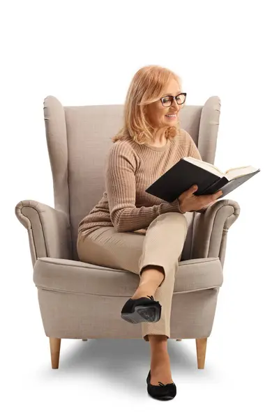 Donna Seduta Una Poltrona Con Libro Isolato Sfondo Bianco — Foto Stock