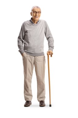 Beyaz arka planda sırıtan, bastonlu yaşlı bir beyefendi.