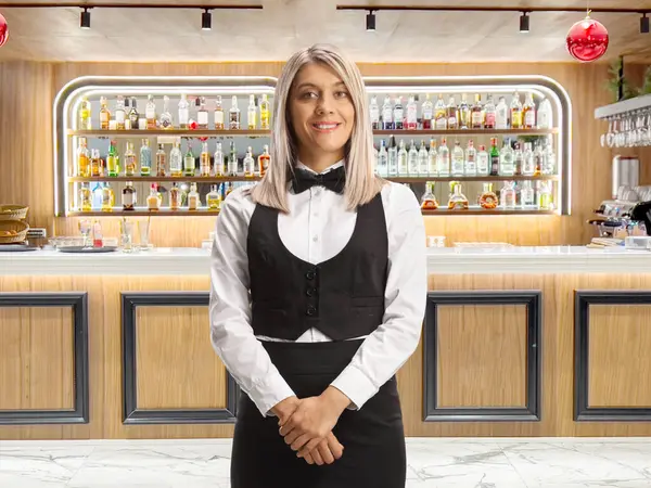 Camarera Uniforme Posando Sonriendo Bar Del Hotel — Foto de Stock