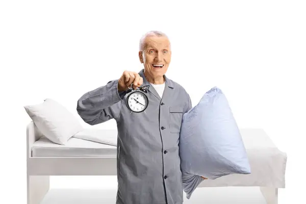 Anciano Pijama Sosteniendo Una Almohada Despertador Dormitorio Aislado Sobre Fondo — Foto de Stock
