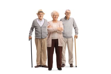 Beyaz arka planda izole edilmiş bir grup yaşlı insanın tam boy portresi