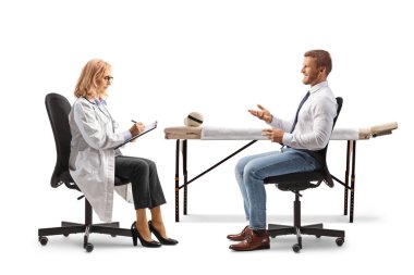 Bir sandalyede oturan ve beyaz arka planda izole edilmiş bir kadın doktorla konuşan bir iş adamı.