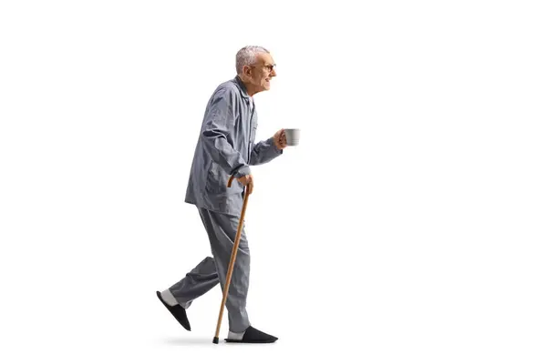 Full Length Profil Záběr Starší Muž Pyžamu Chůze Drží Šálek — Stock fotografie