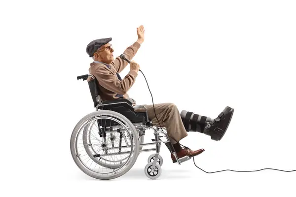 Veselý Starší Muž Podpěrou Nohy Sedí Invalidním Vozíku Zpívá Mikrofonem — Stock fotografie
