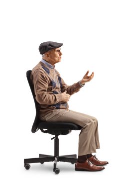 Ofis sandalyesinde oturan yaşlı bir adam el kol hareketleriyle beyaz arka planda izole edilmiş.