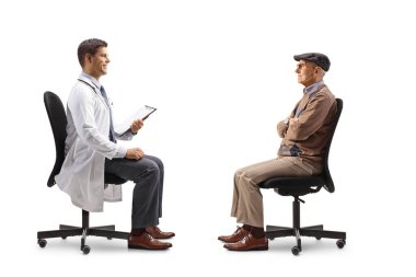 Yaşlı adam ve doktor beyaz arka planda izole bir şekilde oturup konuşuyorlar.