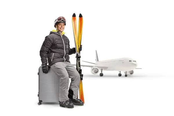 Jongeman Met Een Paar Ski Zit Een Koffer Voor Een — Stockfoto