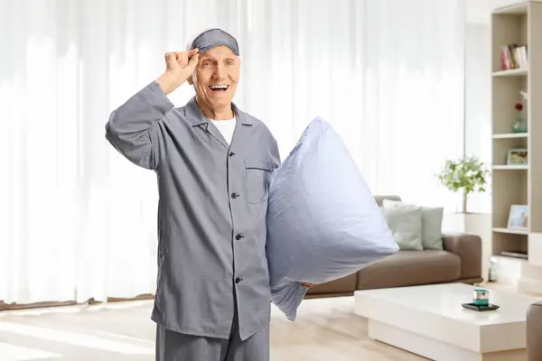 Älterer Mann Schlafanzug Mit Schlafmaske Und Kopfkissen Wohnzimmer Stockfoto