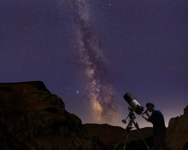 Man Using Telescope Observing Stars Milky Way Night Sky — Stock Photo, Image