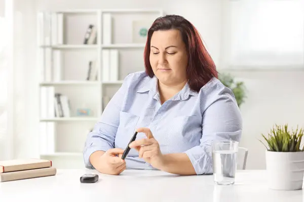 Korpulente Junge Frau Sitzt Hause Und Benutzt Einen Finger Insulinstift Stockfoto