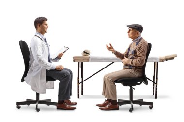 Yaşlı bir adam ve fizyoterapist beyaz arka planda izole bir şekilde oturup konuşuyorlar.