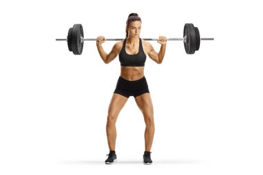 Beyaz arka plan, spor ve zindelik kavramında izole edilmiş ağırlık antrenmanı yapan güçlü fit bir kadın.