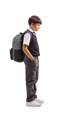 Beyaz arka planda yalnız ve üzgün duran bir öğrencinin tam boy profil çekimi.