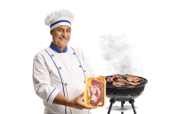 Chef Sosteniendo Palillos Pollo Junto Una Parrilla Barbacoa Aislada Sobre — Foto de Stock