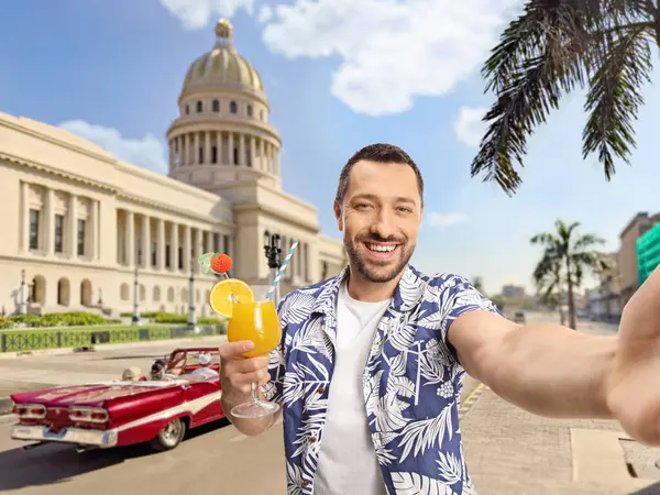 Chlápek Koktejlem Selfie Havně Kubě — Stock fotografie