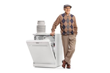 Bulaşık makinesi olan yaşlı bir adam ve beyaz arka planda izole edilmiş temiz beyaz tabaklar.