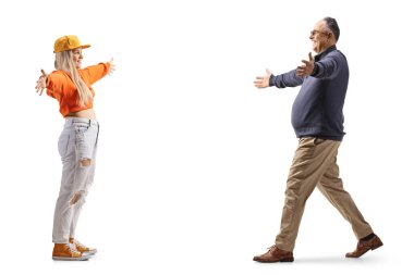 Genç bir bayanın beyaz arka planda izole edilmiş olgun bir adamla buluşmasının tam boy profil fotoğrafı.