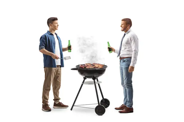 Mannen Maken Een Barbecue Houden Flessen Bier Geïsoleerd Witte Achtergrond Rechtenvrije Stockafbeeldingen