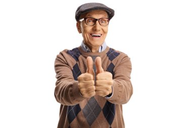 Beyaz arka planda iki baş parmağı olan yaşlı bir adam görülüyor