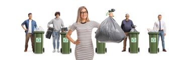 Kadın ve çöp konteynırları ve geri dönüşüm malzemeleri beyaz arka planda izole edilmiş bir grup erkek.