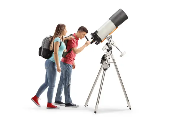 Nastolatka Dziewczyna Chłopiec Studenci Patrząc Przez Teleskop Izolowane Białym Tle — Zdjęcie stockowe