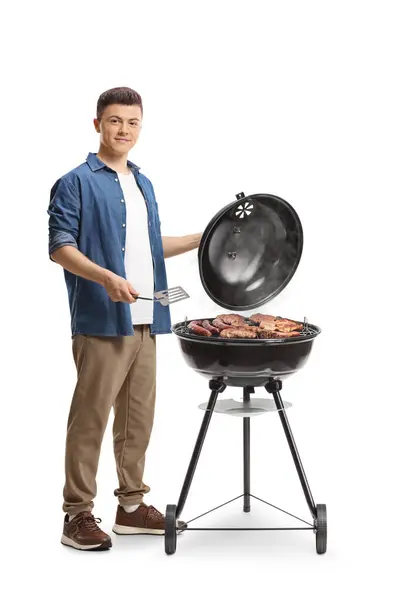 Giovane Uomo Che Prepara Carne Una Griglia Barbecue Tenendo Tornitore — Foto Stock