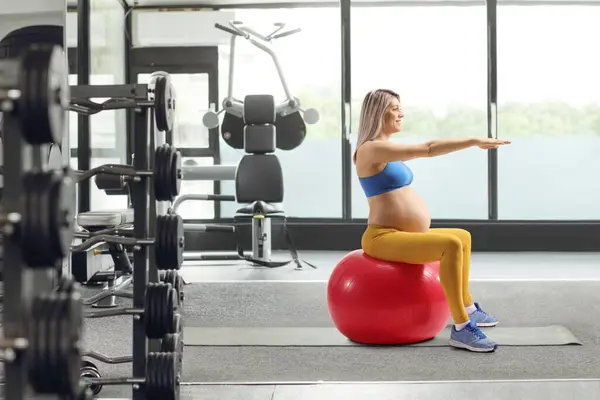 Mujer Embarazada Top Cosecha Sentada Una Pelota Fitness Haciendo Ejercicio Imagen de stock