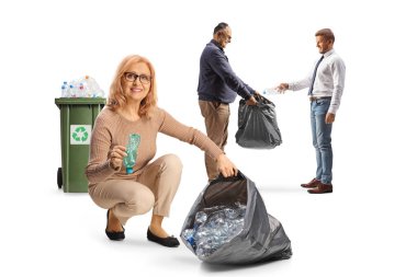 Yerden plastik şişe toplayan bir kadın ve beyaz arka planda plastik çantalı adamlar.