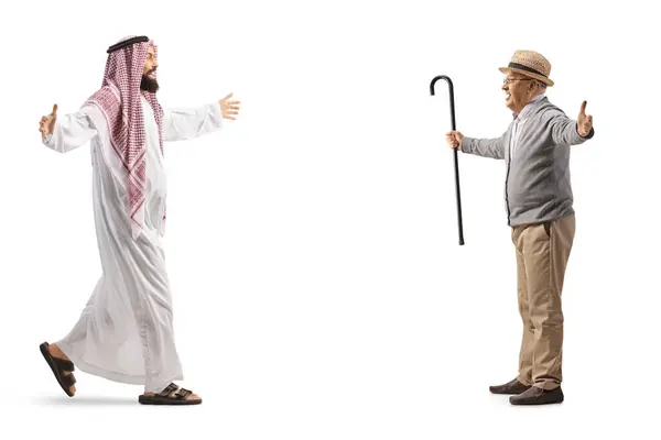 Саудівський Арабський Чоловік Традиційному Одязі Зустрічає Старшого Чоловіка Ізольовано Білому Стокова Картинка