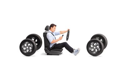 Adam beyaz arka planda izole edilmiş akıllı bir telefona bakıyor.